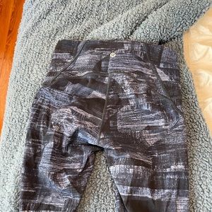 Blue Patterned Lululemon Leggings. Size 6